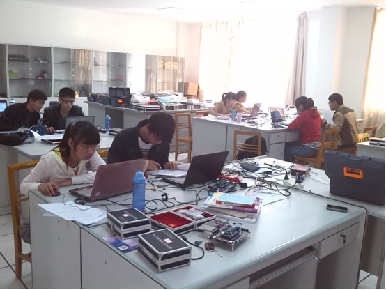 员工参加科技创新活动